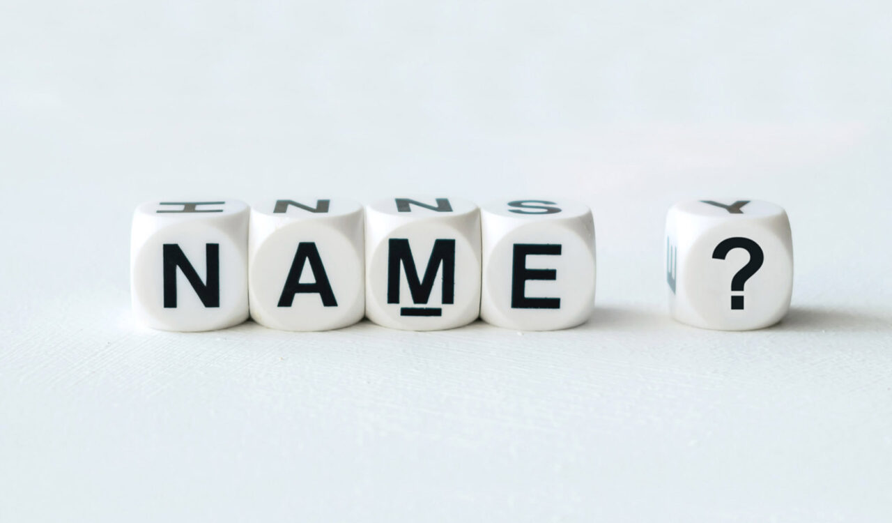 dadi con lettere che compongono la parola "name"