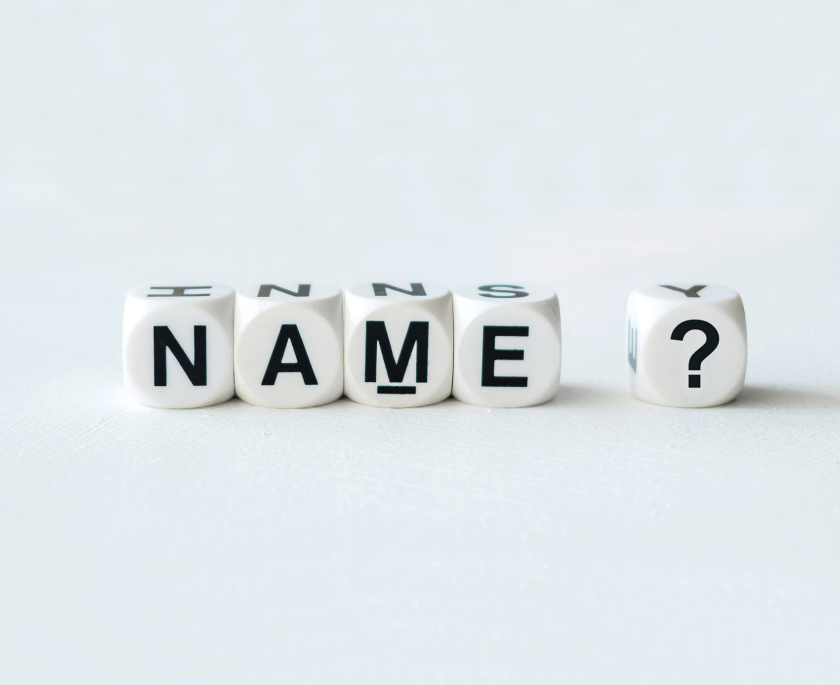 dadi con lettere che compongono la parola "name"